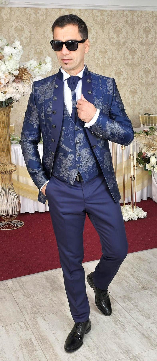 Costum ceremonie, sacou albastru cu model bej si pantalon albastru (sacou, pantalon, vesta, lavaliera).