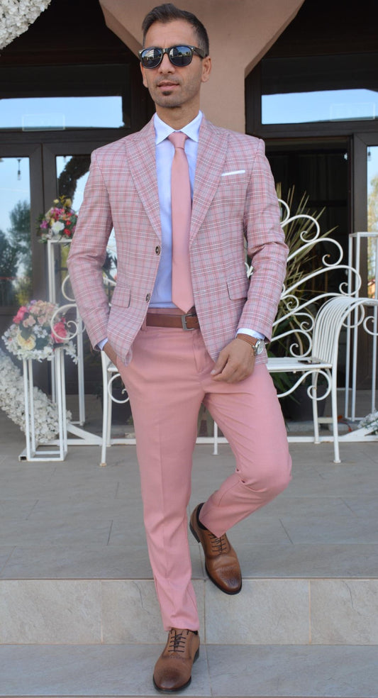 Costum barbat, sacou roz in carou alb si pantalon uni .