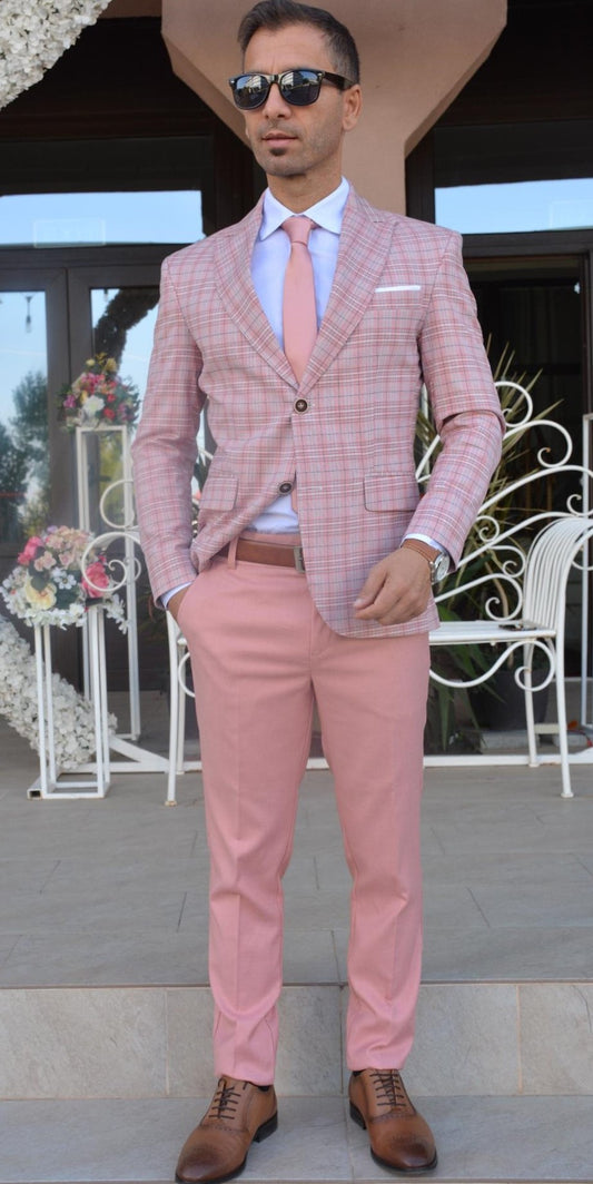 Costum barbat, sacou roz in carou alb si pantalon uni .