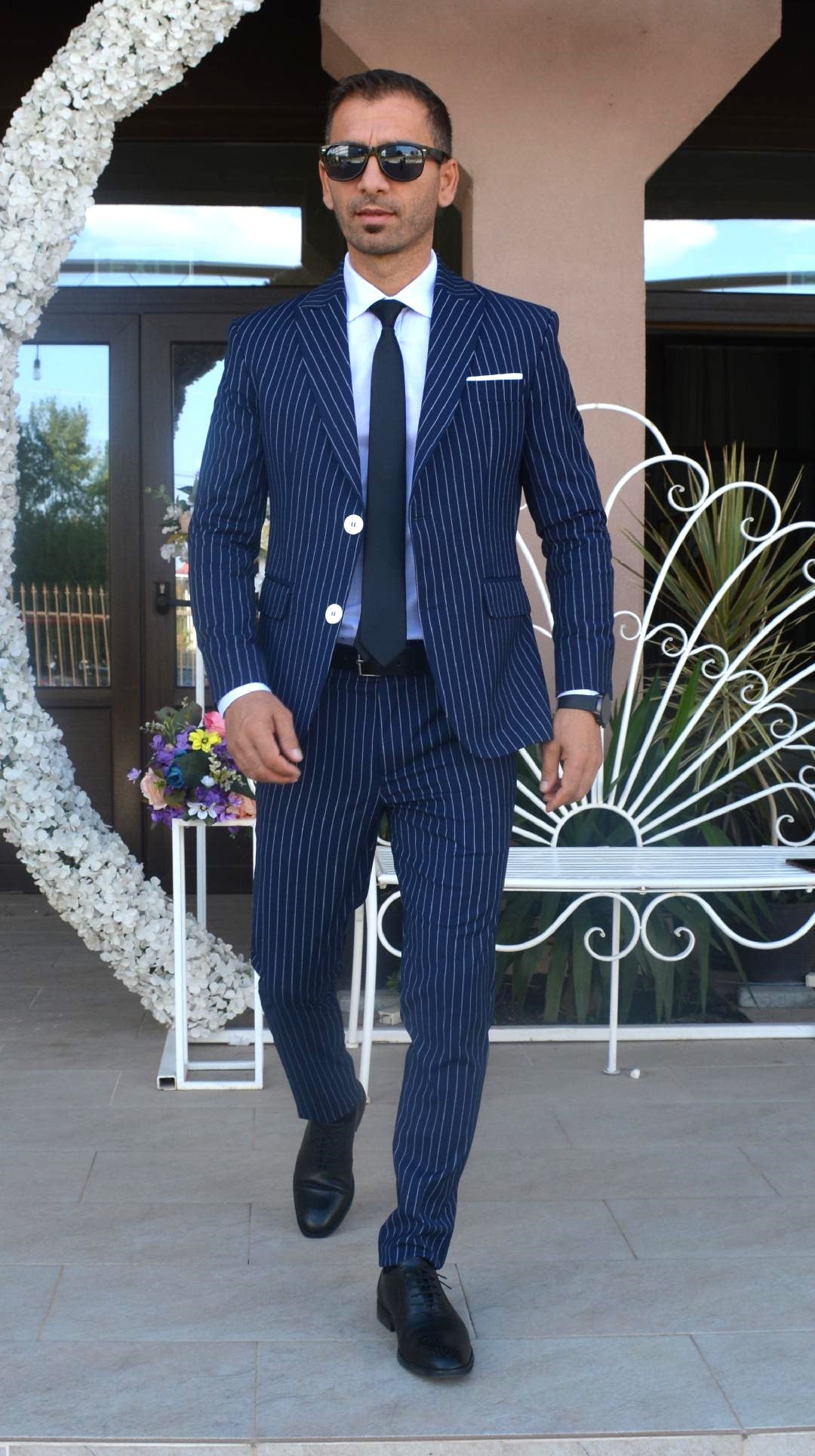 Costum barbat, bleumarin cu dungulite (sacou si pantalon).