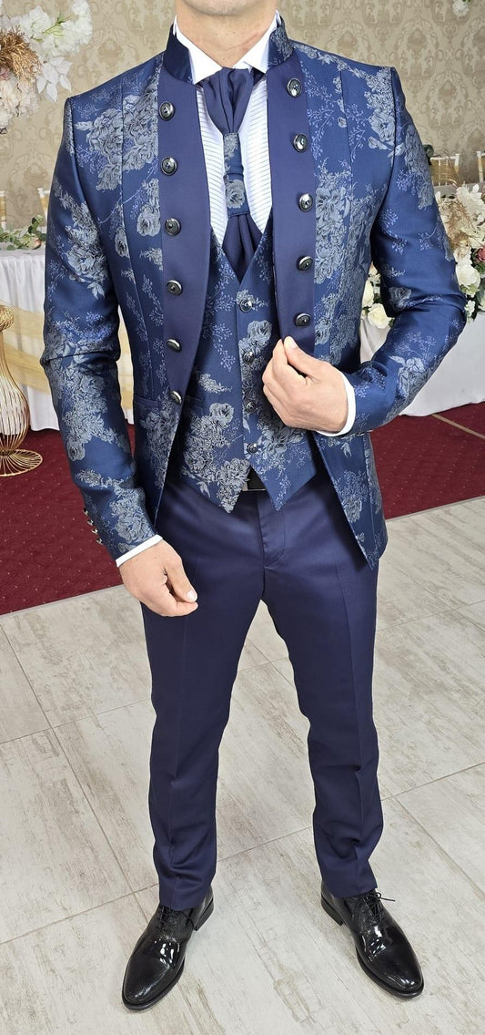 Costum ceremonie, sacou albastru cu model bej si pantalon albastru (sacou, pantalon, vesta, lavaliera).