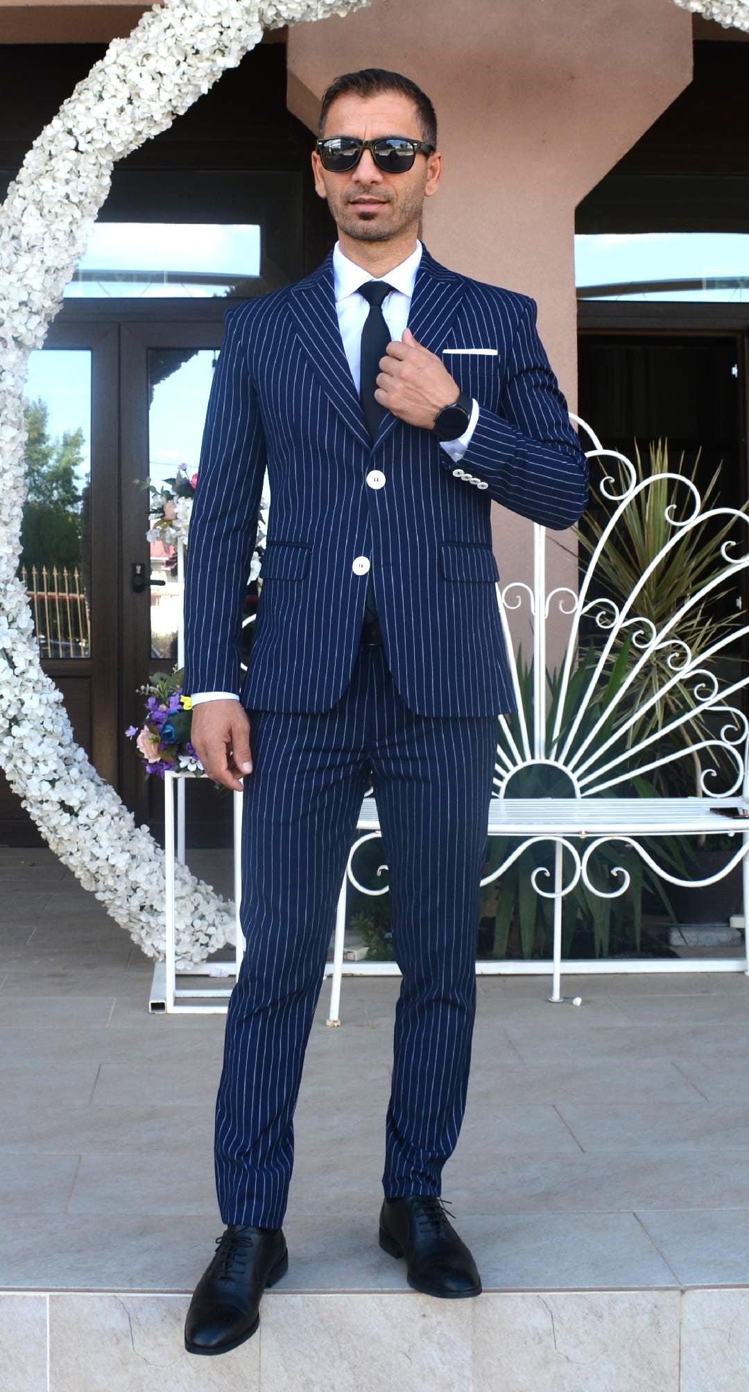 Costum barbat, bleumarin cu dungulite (sacou si pantalon).