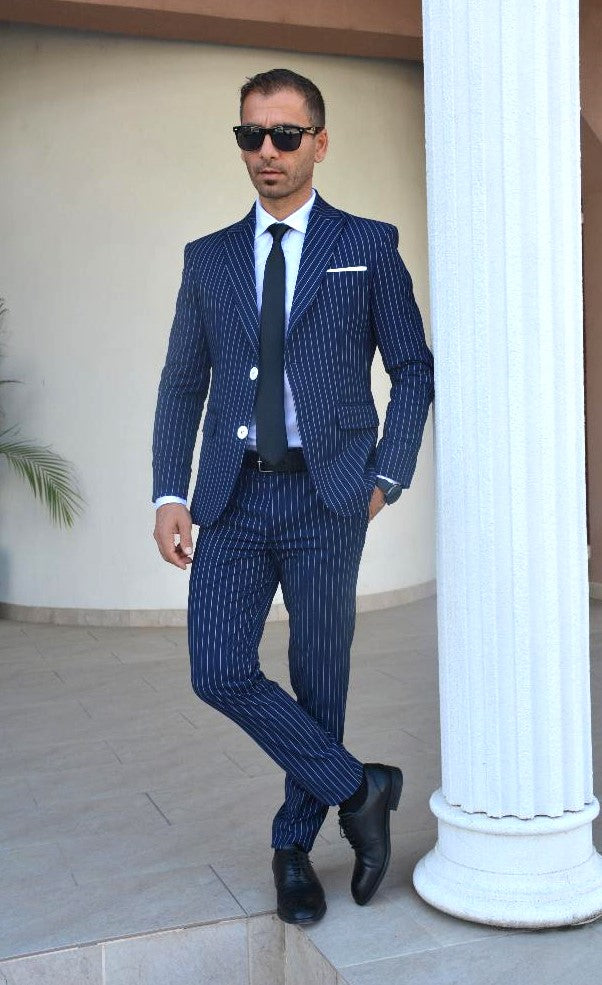Costum barbat, bleumarin cu dungulite (sacou si pantalon).