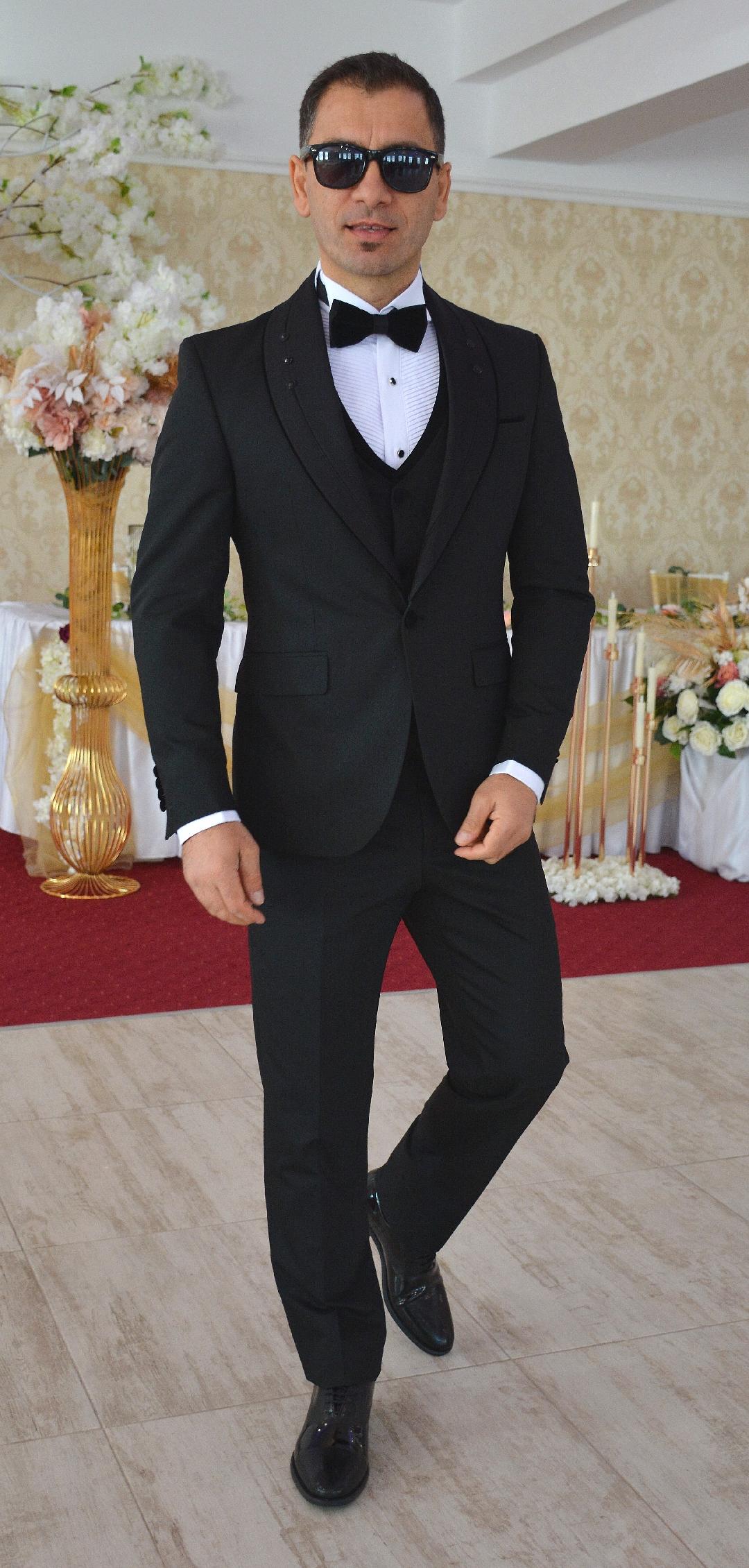 COSTUM CEREMONIE, NEGRU, SACOU GULER SAL DETASABIL(sacou, pantalon, vesta, papion).