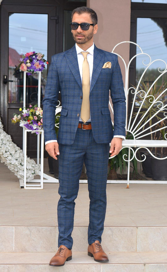 Costum barbat, gri in carouri albastre (sacou si pantalon).