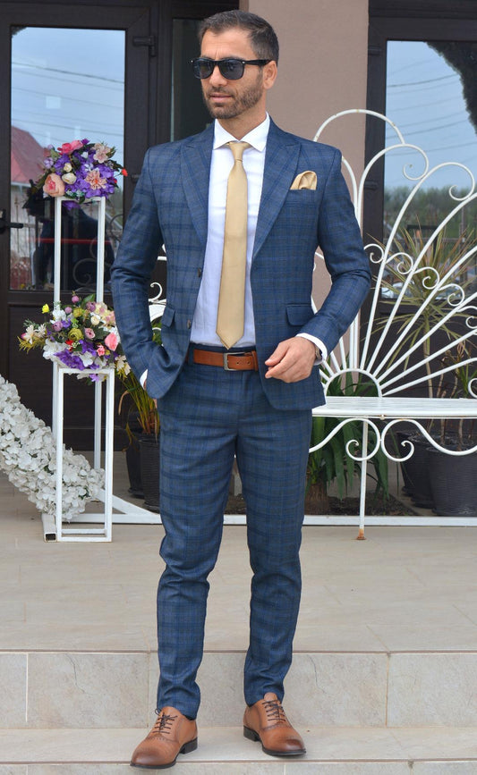 Costum barbat, gri in carouri albastre (sacou si pantalon).