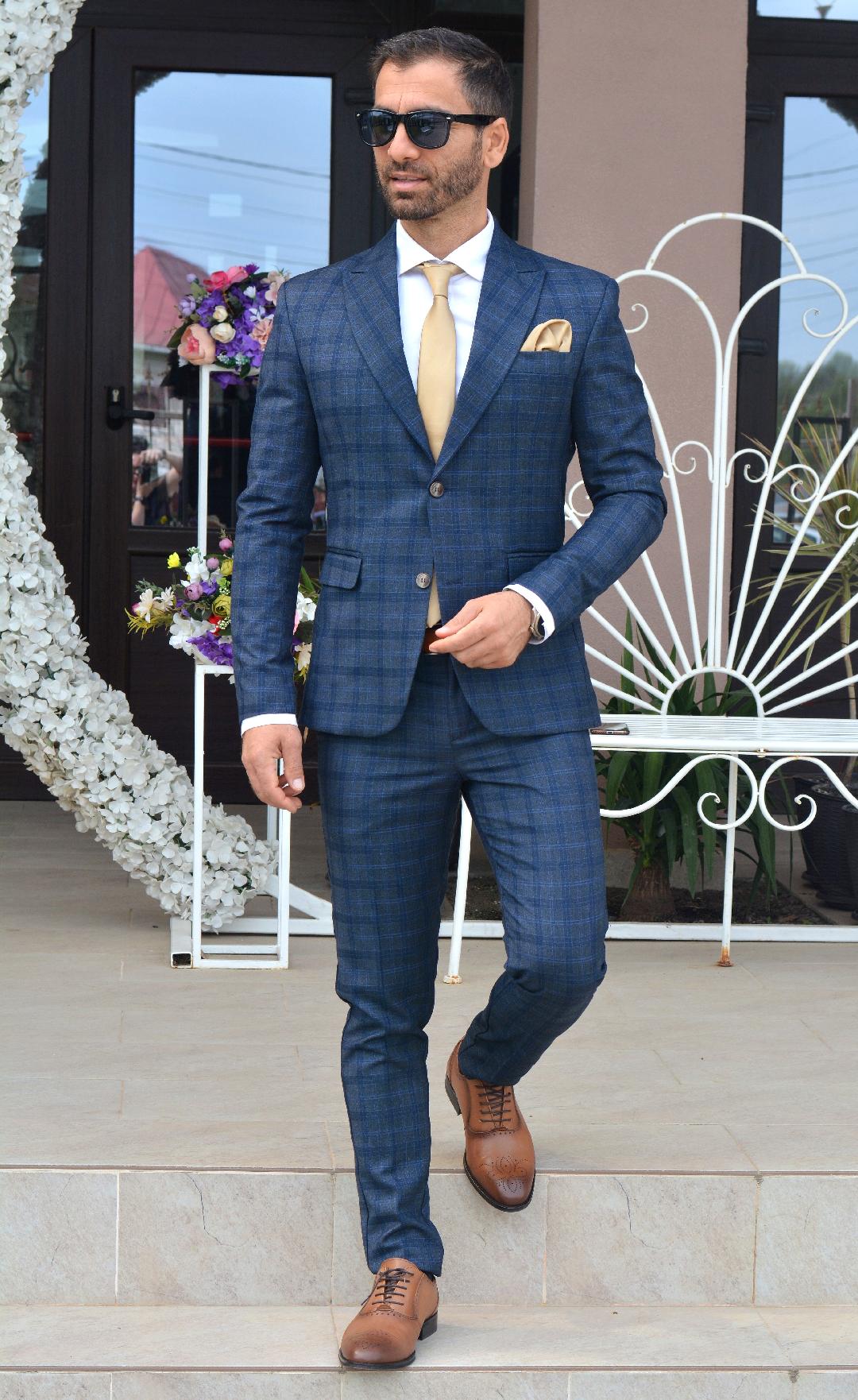 Costum barbat, gri in carouri albastre (sacou si pantalon).