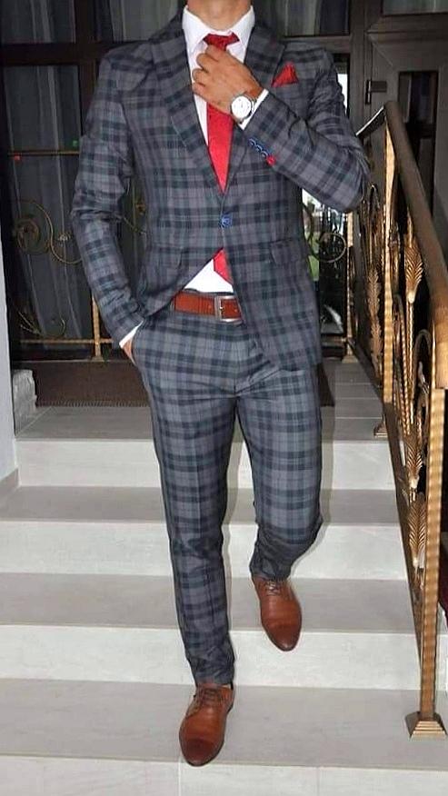 Costum barbat, gri fume cu patratele gri deschis (sacou si pantalon).