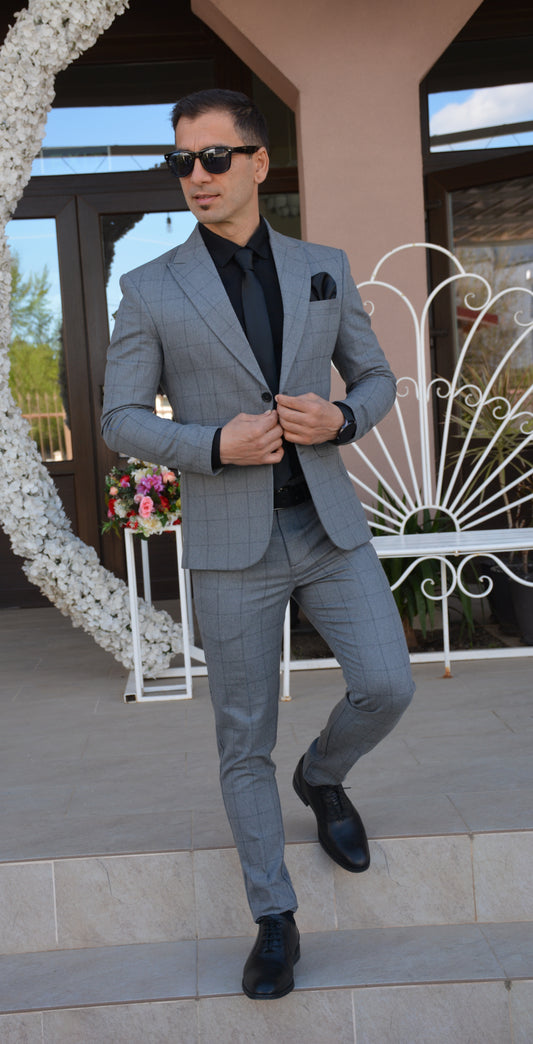 Costum barbat, gri in caro mare negru (sacou si pantalon).