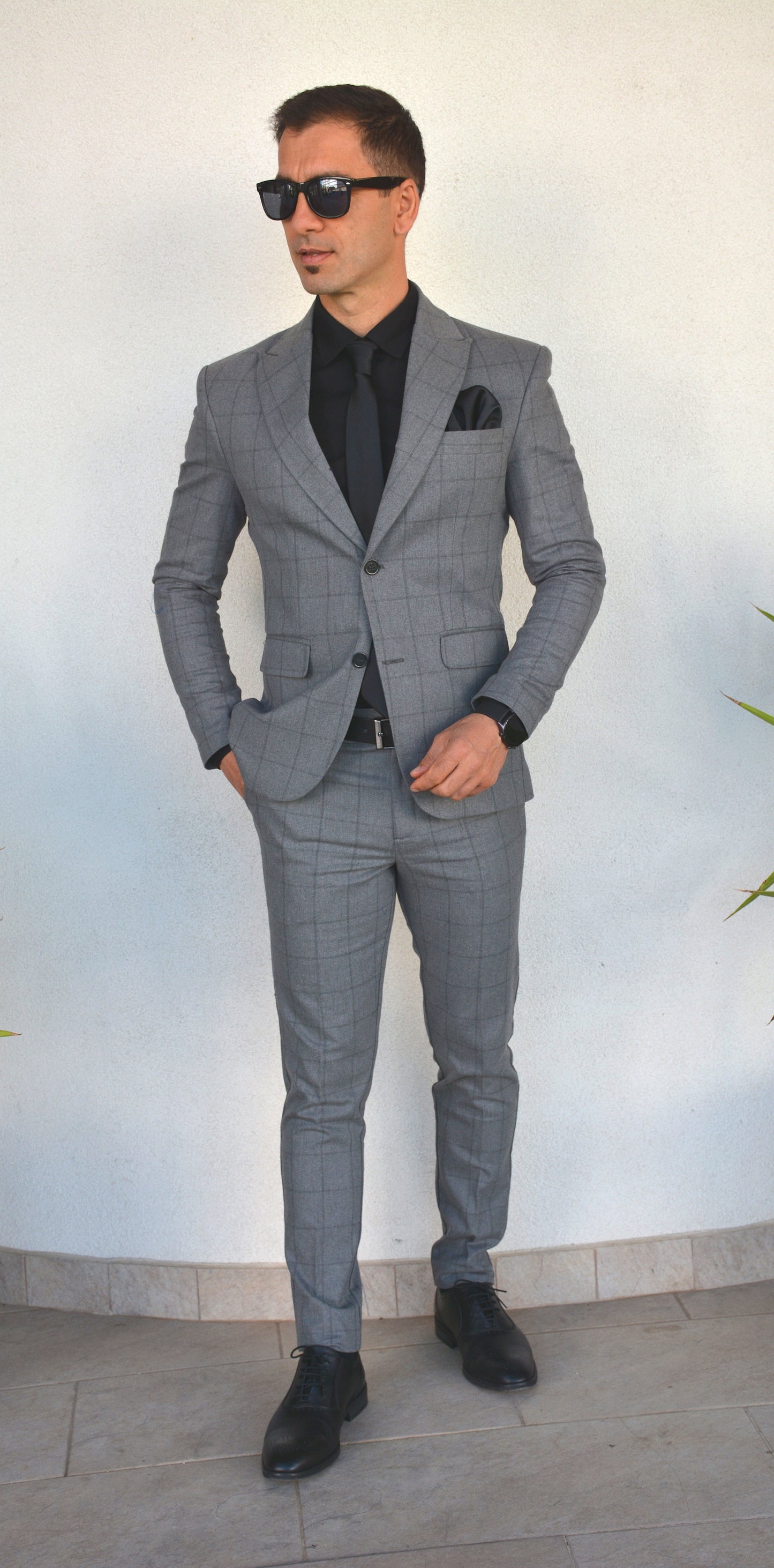 Costum barbat, gri in caro mare negru (sacou si pantalon).