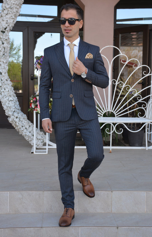 Costum barbat, gri fume cu dungulite aurii (sacou si pantalon).