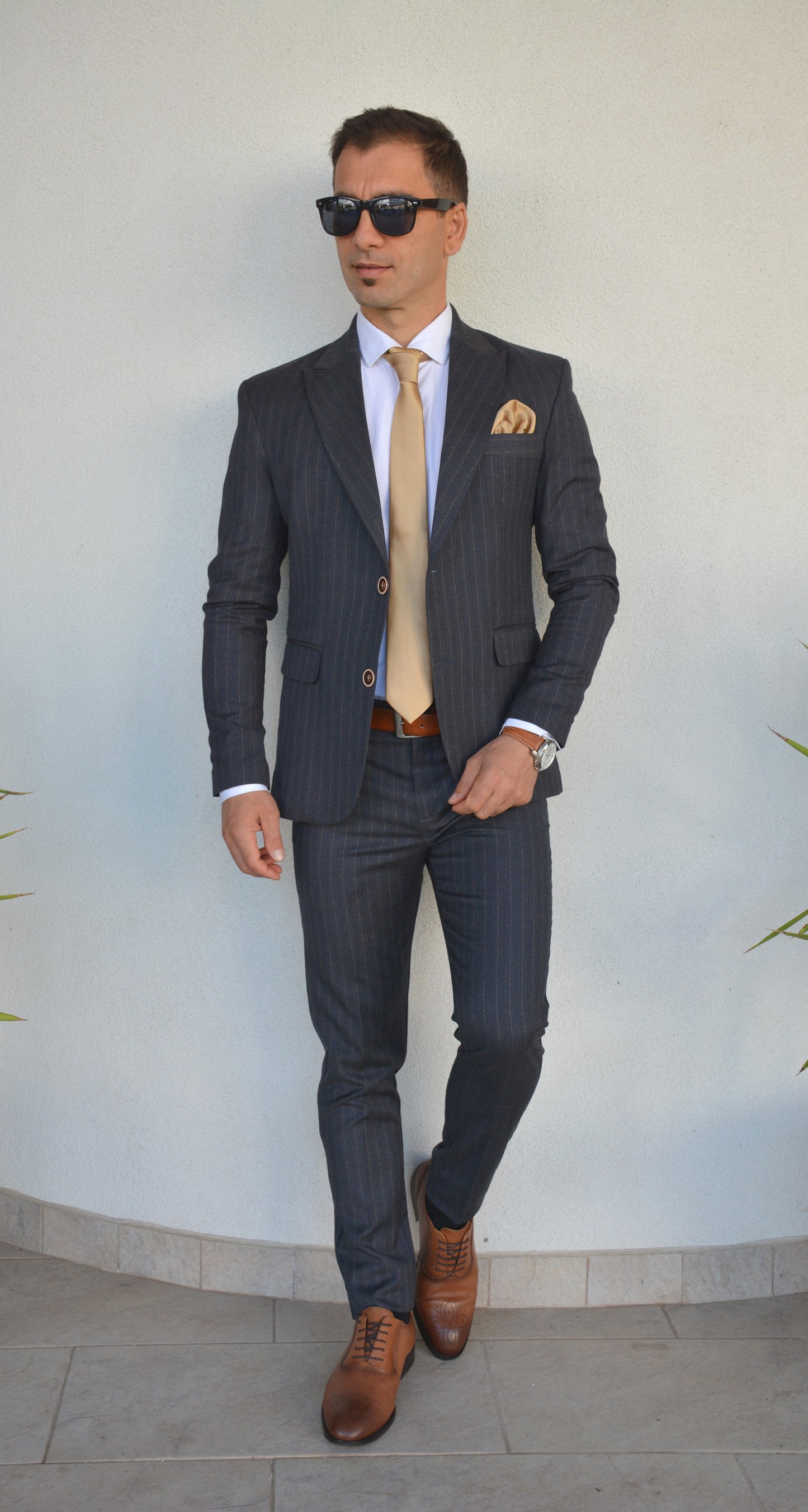 Costum barbat, gri fume cu dungulite aurii (sacou si pantalon).