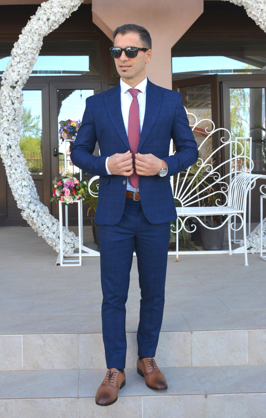 Costum barbat, bleumarin in caro bleu (sacou si pantalon).