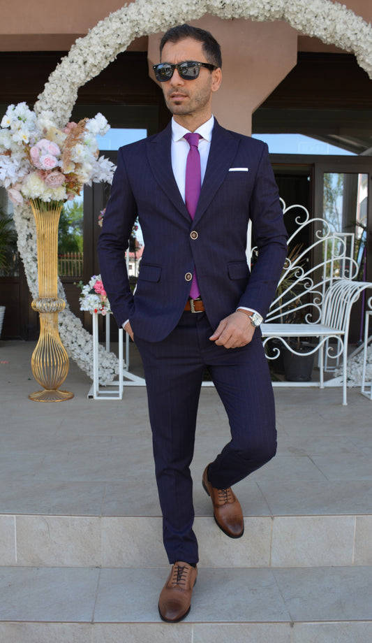 Costum barbat, mov inchis cu dungulite mov deschis (sacou si pantalon).