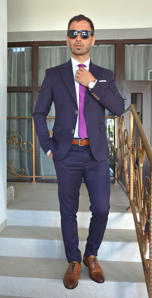 Costum barbat, mov inchis cu dungulite mov deschis (sacou si pantalon).