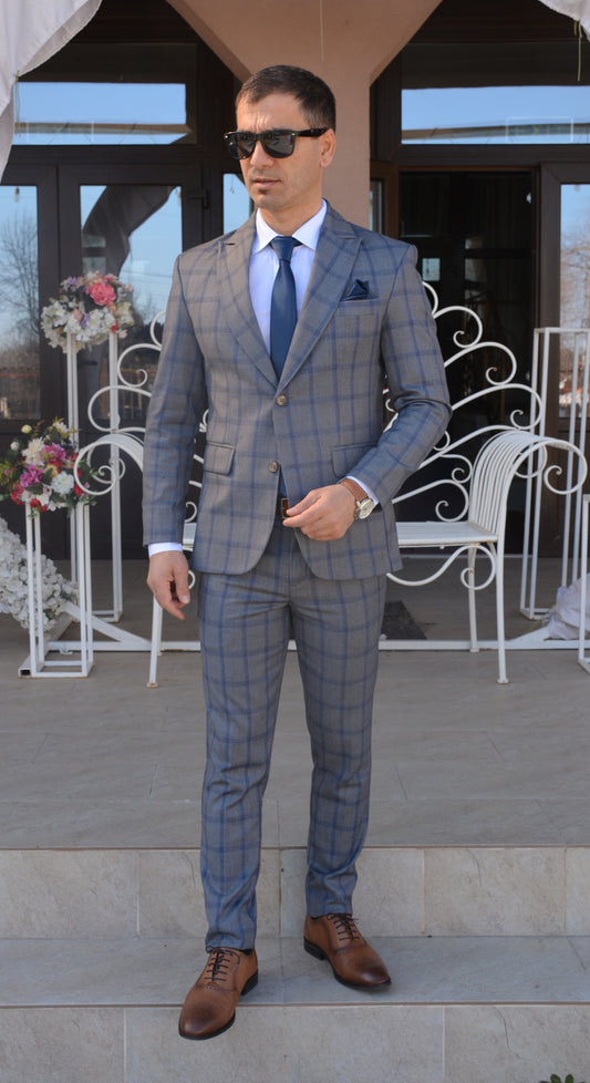 Costum barbat, gri in carouri bleu (sacou si pantalon).