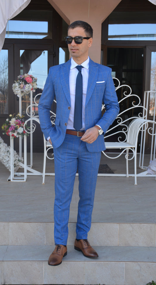 Costum barbat, albastru deschis in carouri bej (sacou si pantalon).