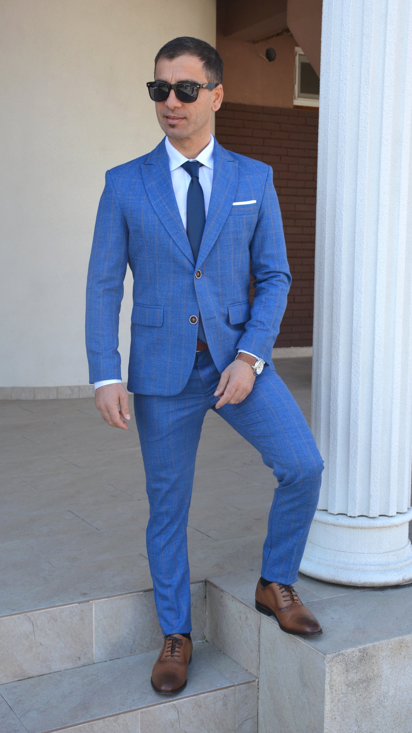 Costum barbat, albastru deschis in carouri bej (sacou si pantalon).