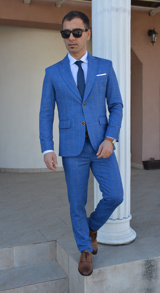 Costum barbat, albastru deschis in carouri bej (sacou si pantalon).