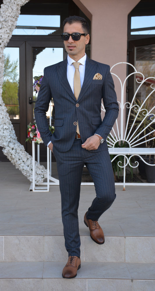 Costum barbat, gri fume cu dungulite aurii (sacou si pantalon).