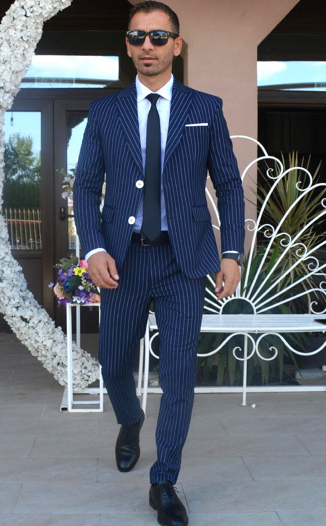 Costum barbat, bleumarin cu dungulite (sacou si pantalon).