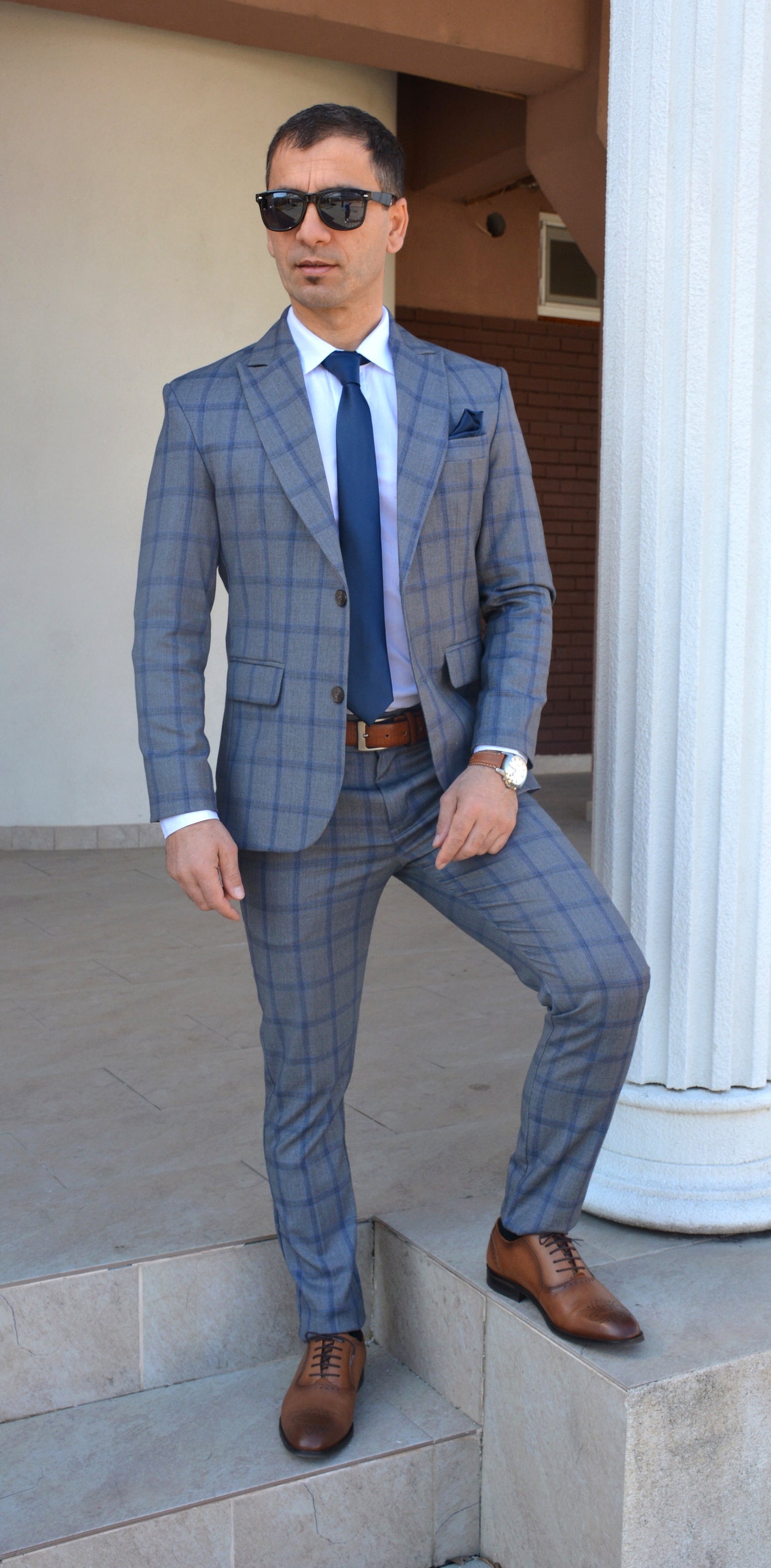 Costum barbat, gri in carouri bleu (sacou si pantalon).