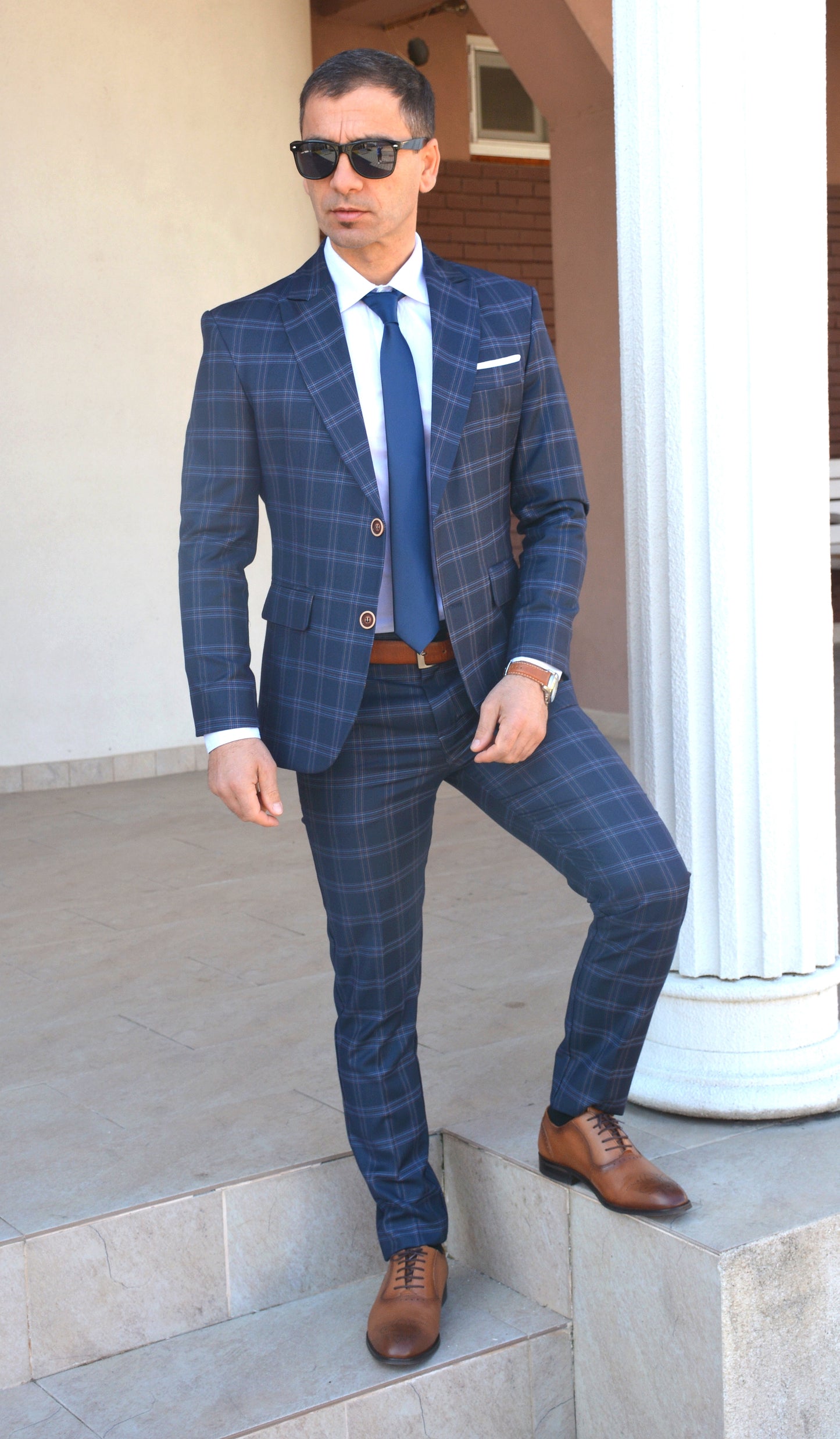 Costum barbat, bleumarin in caro dublu bleu si bej (sacou si pantalon).