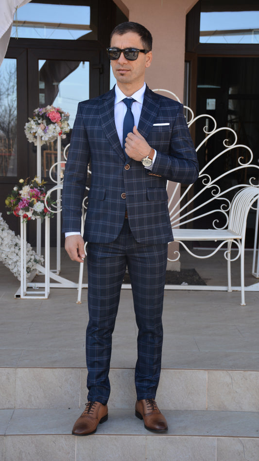 Costum barbat, bleumarin in caro dublu bleu si bej (sacou si pantalon).