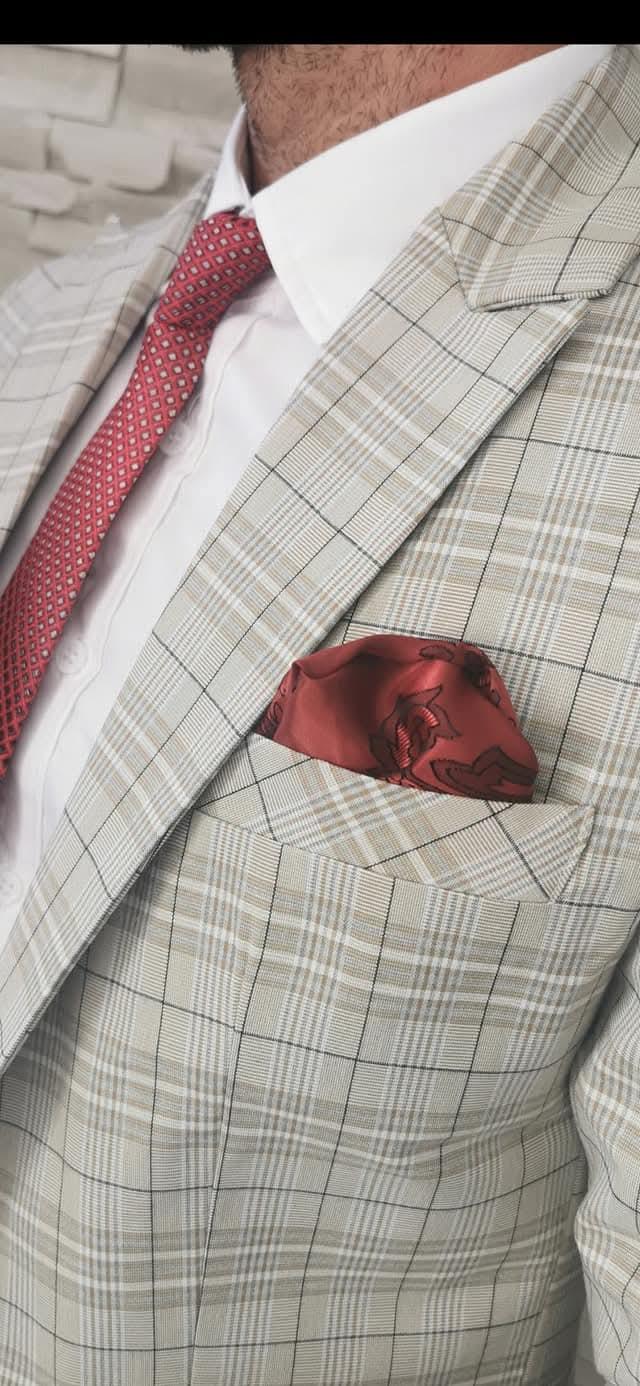 Costum barbat, bej in carouri bleu (sacou si pantalon).