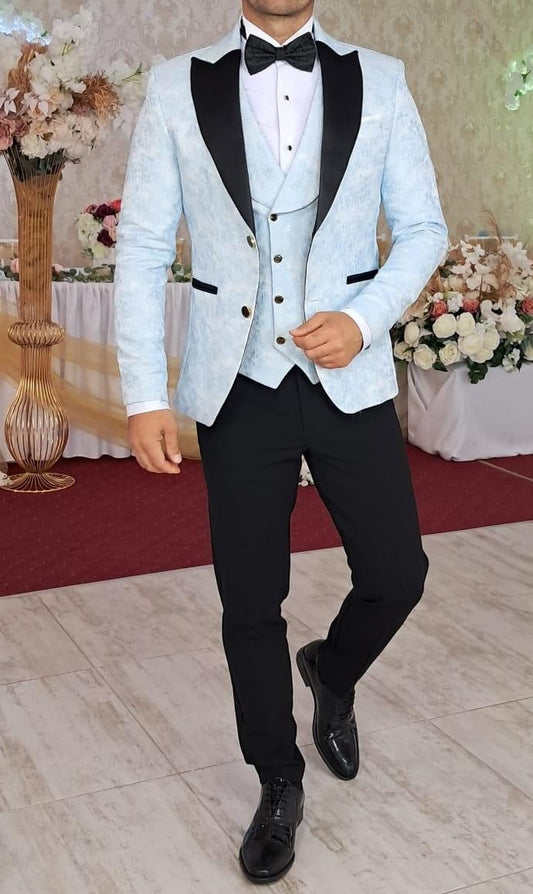 Costum ceremonie, sacou brocard alb cu model bleu si pantalon negru.