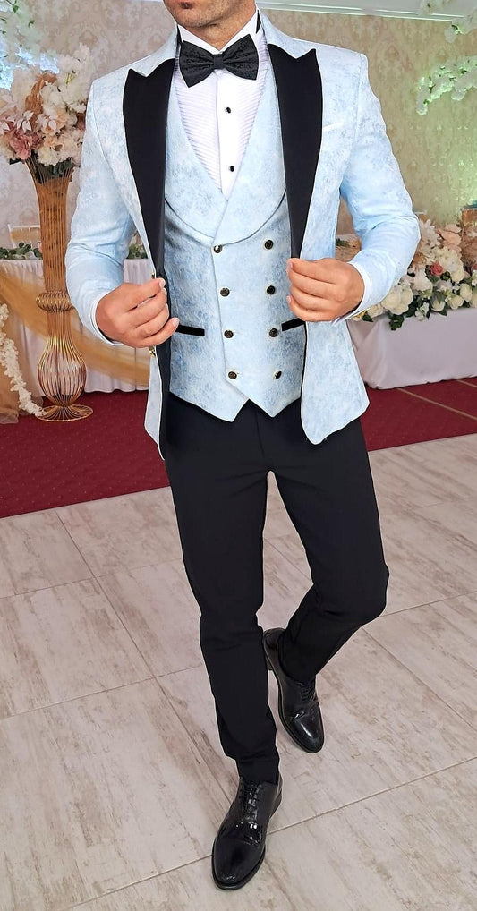 Costum ceremonie, sacou brocard alb cu model bleu si pantalon negru.