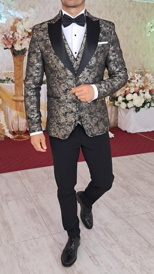 Costum ceremonie, sacou brocard gri auriu si pantalon negru.