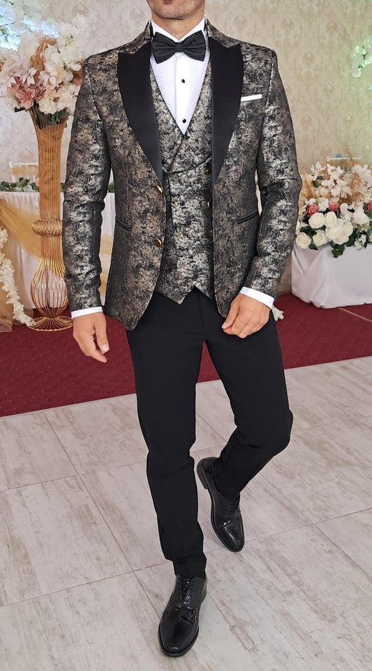 Costum ceremonie, sacou brocard gri auriu si pantalon negru.