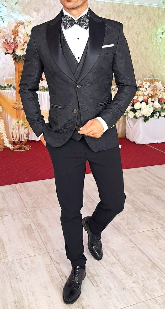 Costum ceremonie, sacou brocard negru cu model si pantalon negru.