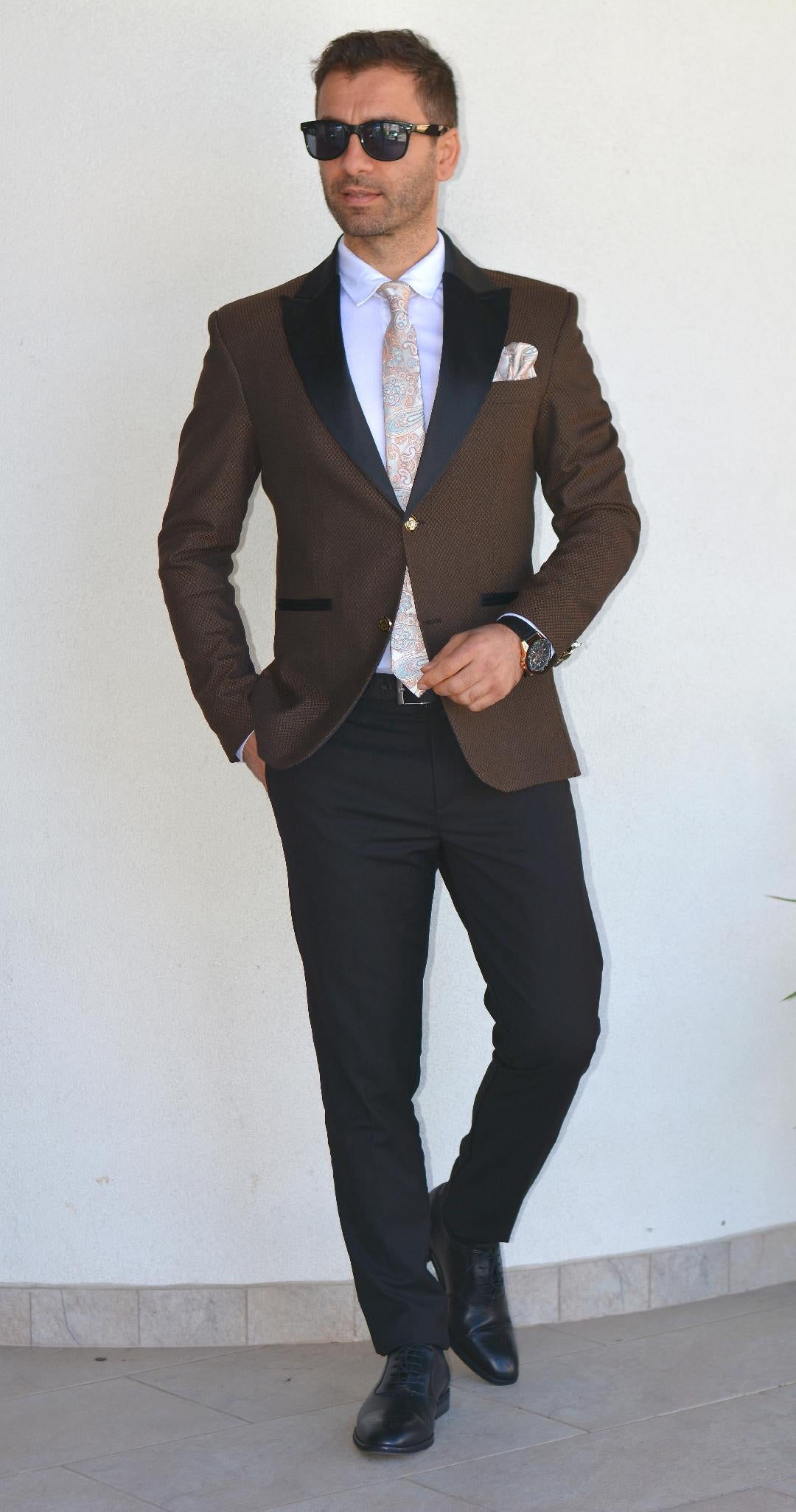COSTUM CEREMONIE, SACOU MARO CU MODEL NEGRU SI PANTALON NEGRU.