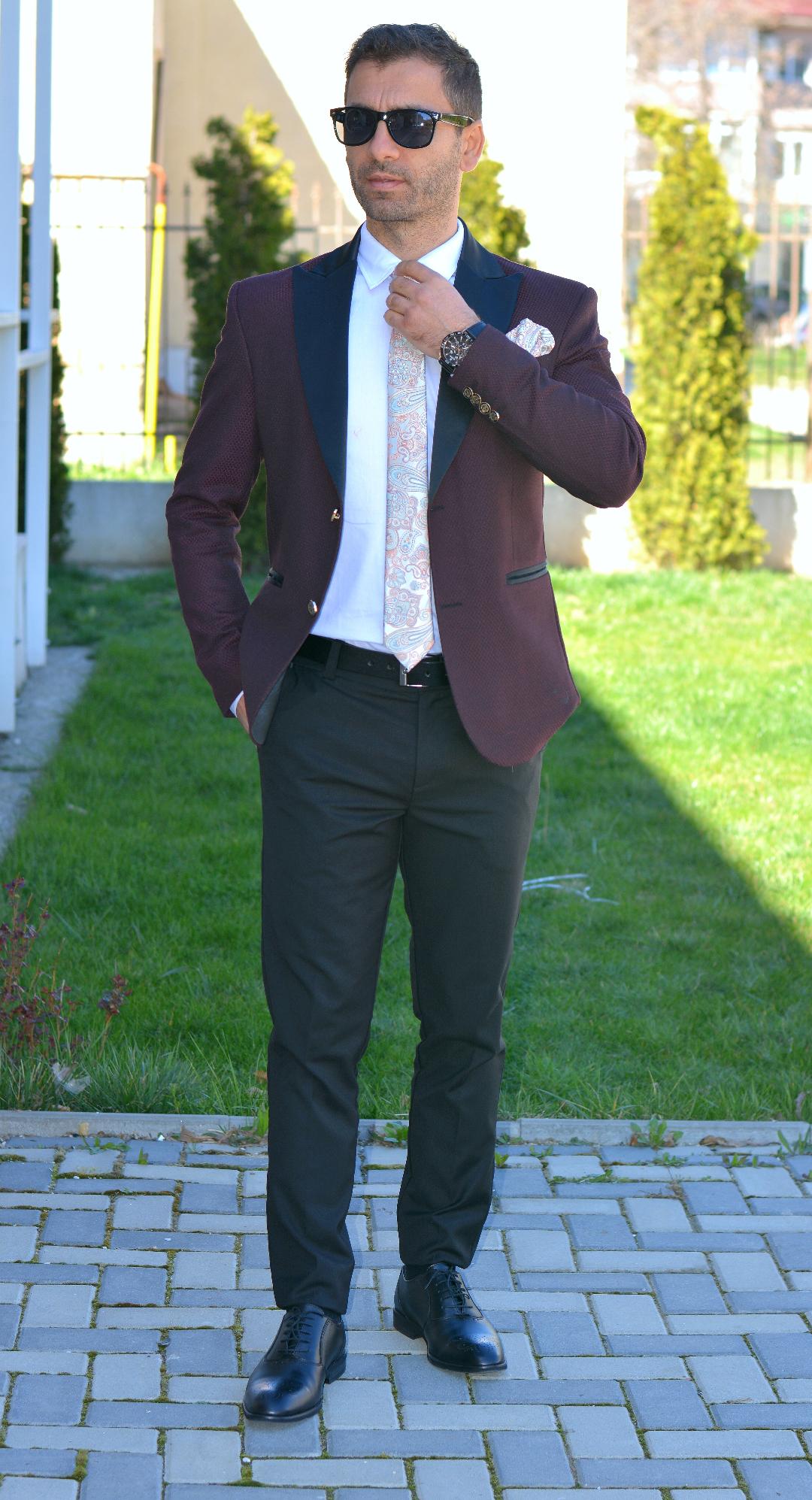 COSTUM CEREMONIE, SACOU GRENA CU MODEL NEGRU SI PANTALON NEGRU (sacou si pantalon, vesta este optionala).