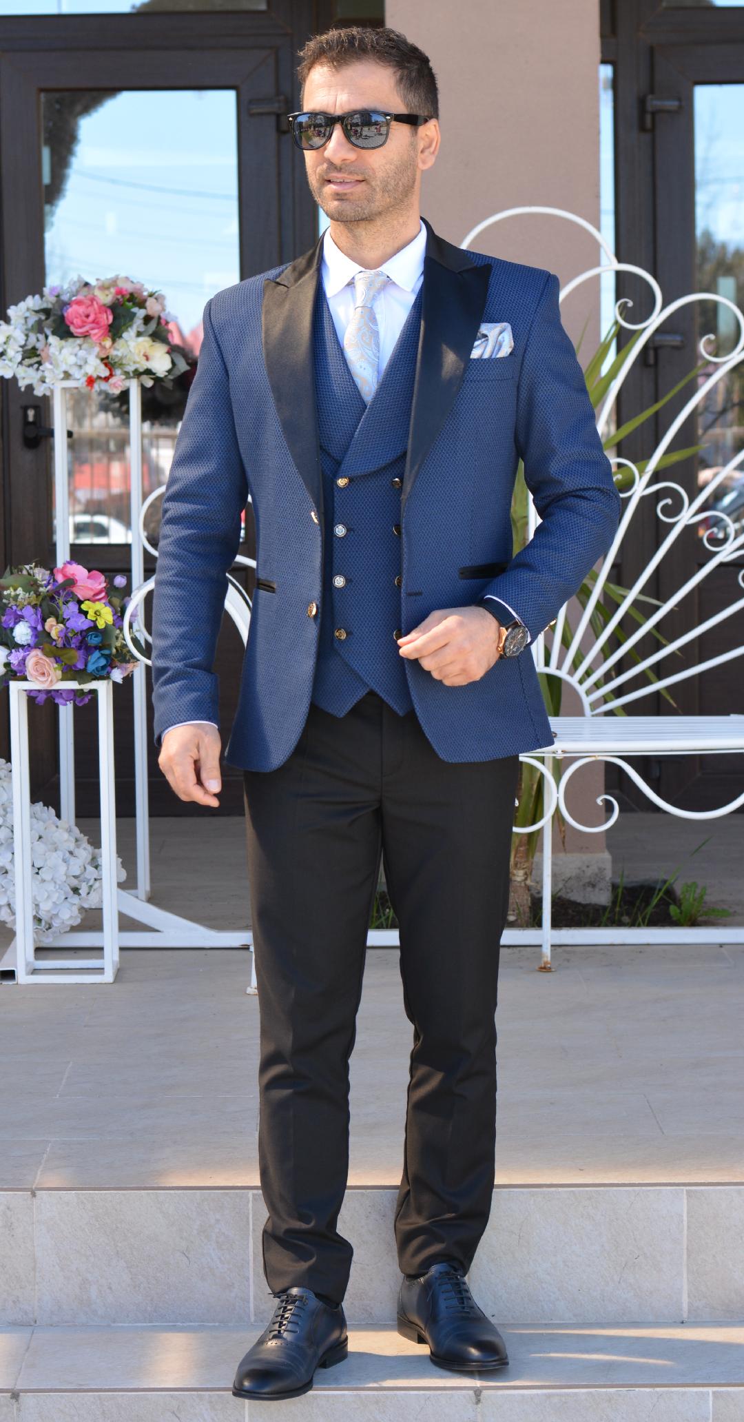 COSTUM CEREMONIE, SACOU ALBASTRU CU MODEL NEGRU SI PANTALON NEGRU (sacou si pantalon, vesta este optionala).