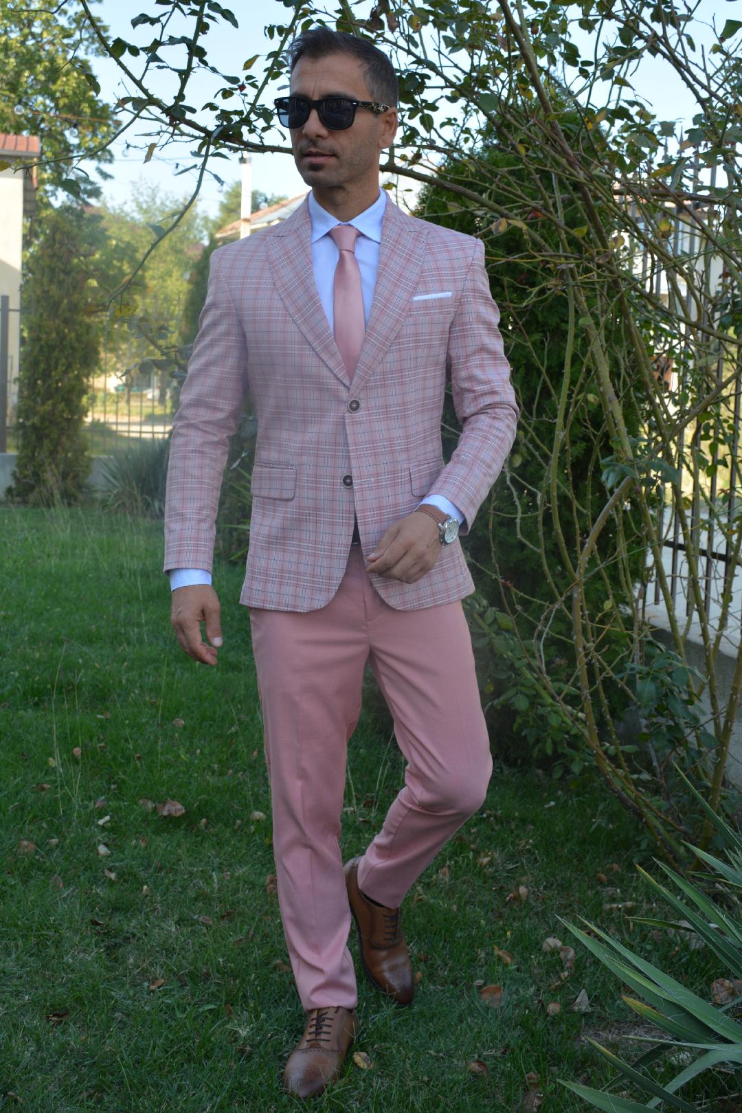 Costum barbat, sacou roz in carou alb si pantalon uni .