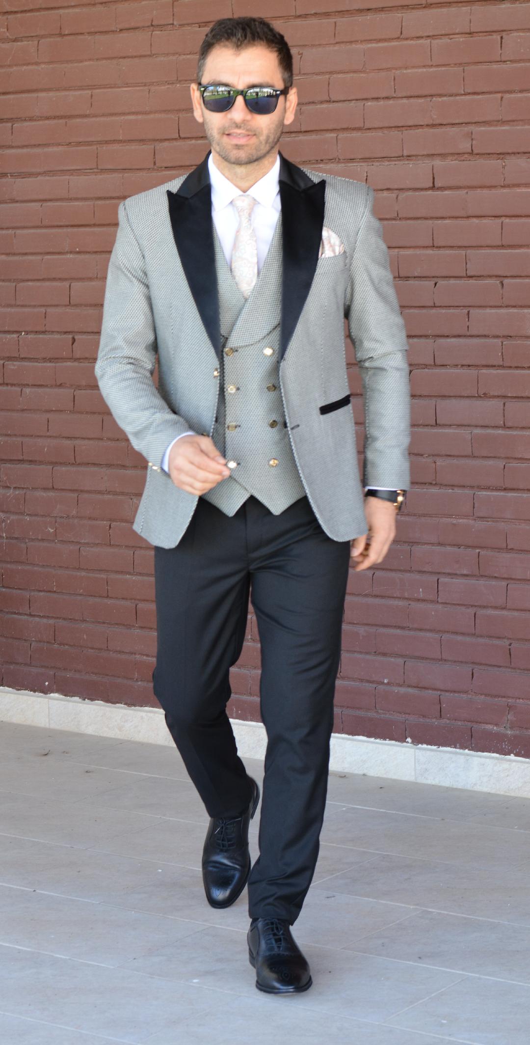 COSTUM CEREMONIE, SACOU GRI CU MODEL NEGRU SI PANTALON NEGRU (sacou si pantalon, vesta este optionala).
