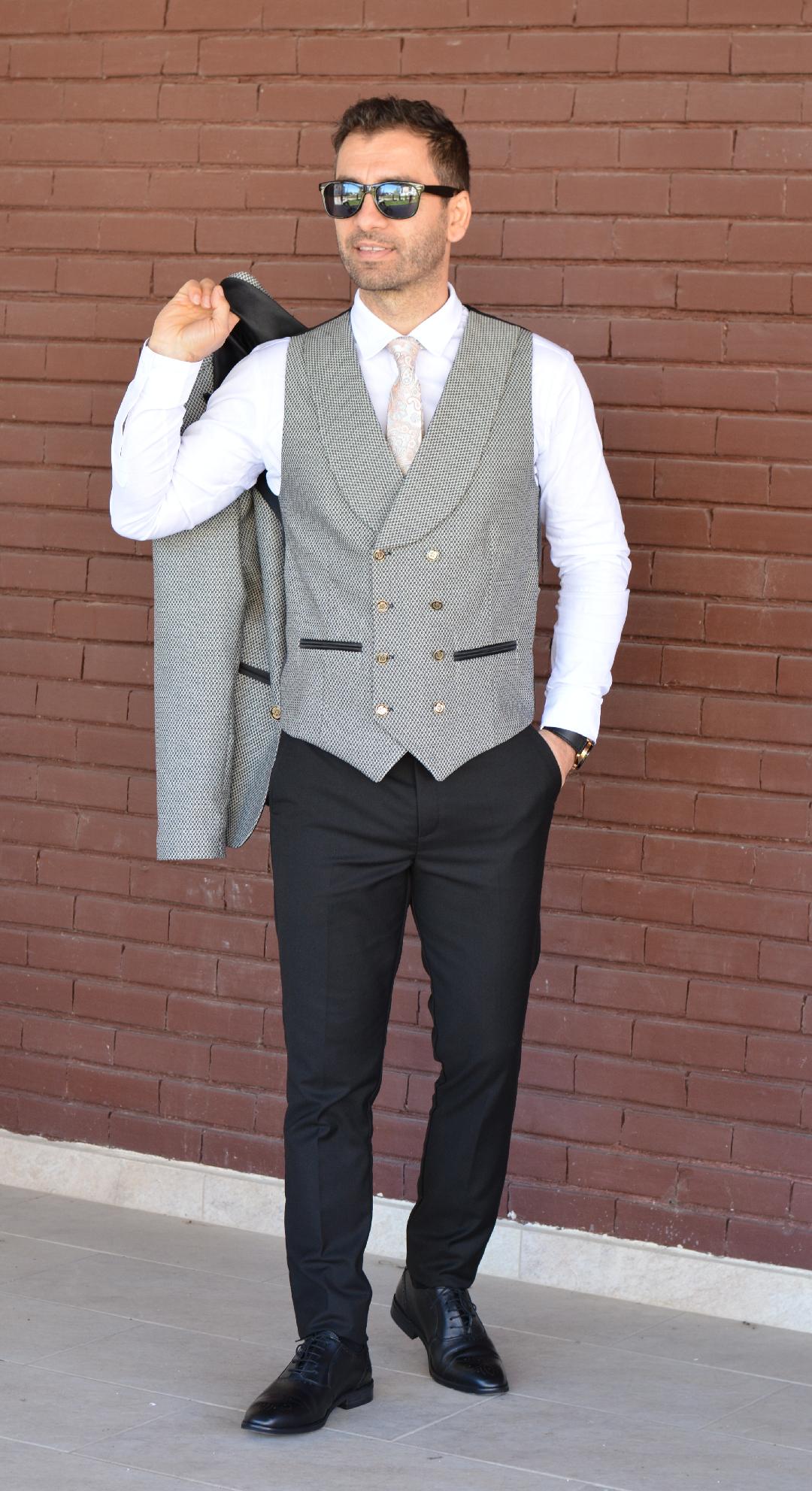 COSTUM CEREMONIE, SACOU GRI CU MODEL NEGRU SI PANTALON NEGRU (sacou si pantalon, vesta este optionala).