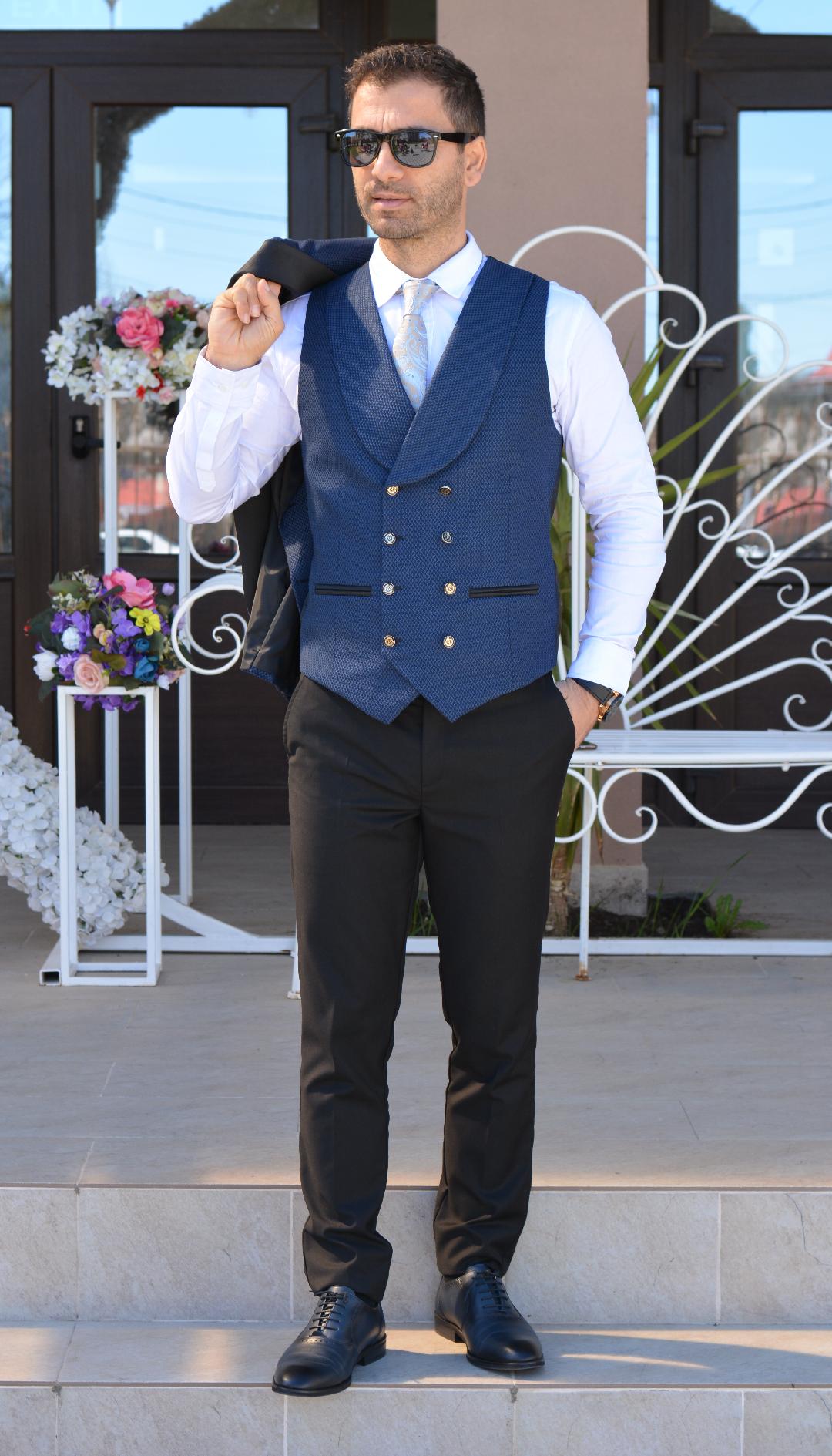 COSTUM CEREMONIE, SACOU ALBASTRU CU MODEL NEGRU SI PANTALON NEGRU (sacou si pantalon, vesta este optionala).