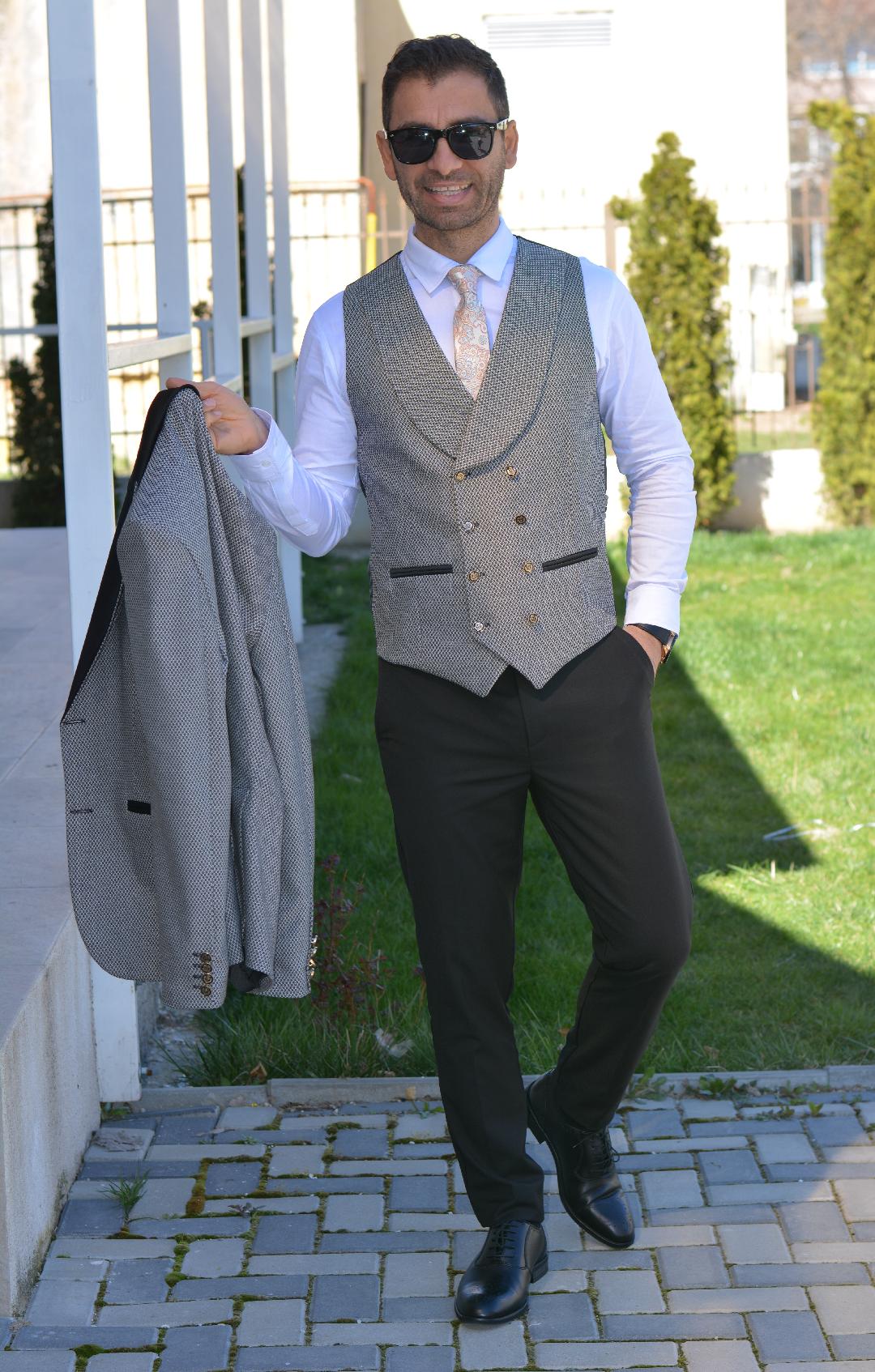 COSTUM CEREMONIE, SACOU GRI CU MODEL NEGRU SI PANTALON NEGRU (sacou si pantalon, vesta este optionala).
