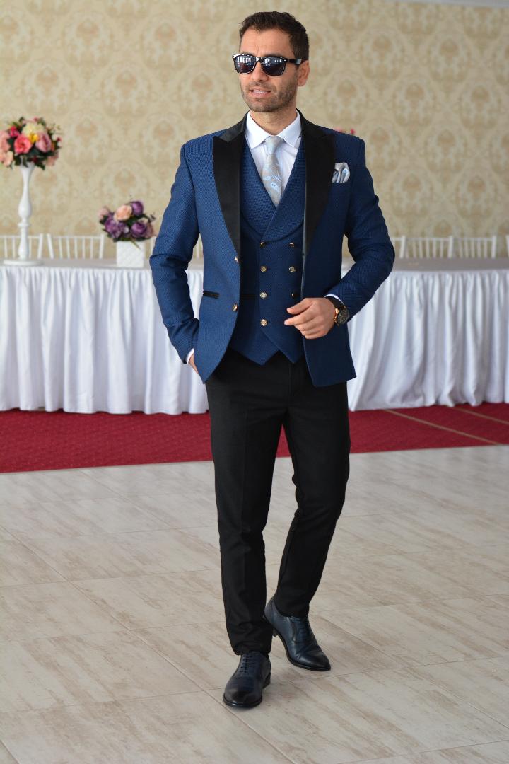 COSTUM CEREMONIE, SACOU ALBASTRU CU MODEL NEGRU SI PANTALON NEGRU (sacou si pantalon, vesta este optionala).