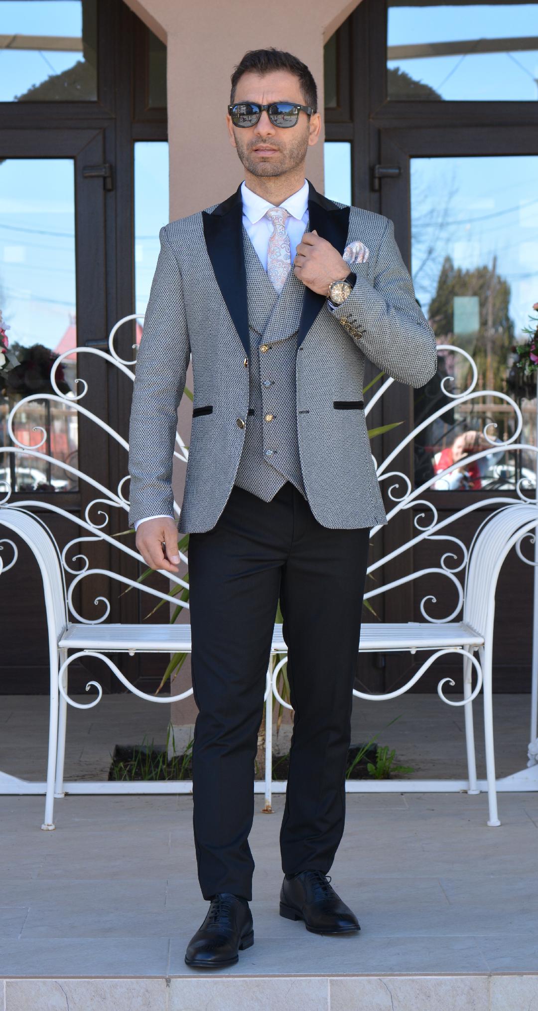 COSTUM CEREMONIE, SACOU GRI CU MODEL NEGRU SI PANTALON NEGRU (sacou si pantalon, vesta este optionala).