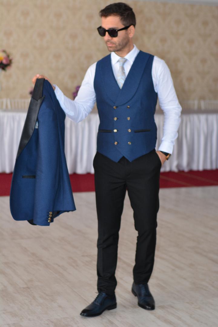 COSTUM CEREMONIE, SACOU ALBASTRU CU MODEL NEGRU SI PANTALON NEGRU (sacou si pantalon, vesta este optionala).