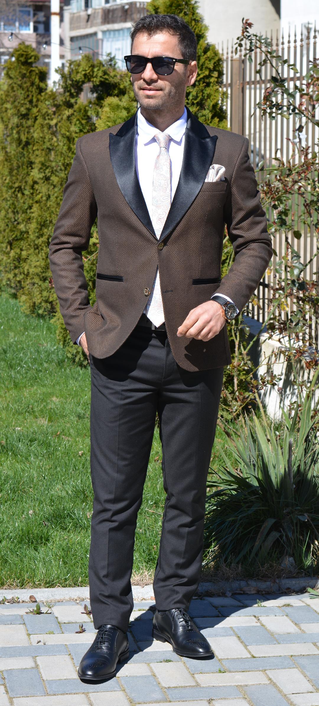 COSTUM CEREMONIE, SACOU MARO CU MODEL NEGRU SI PANTALON NEGRU.