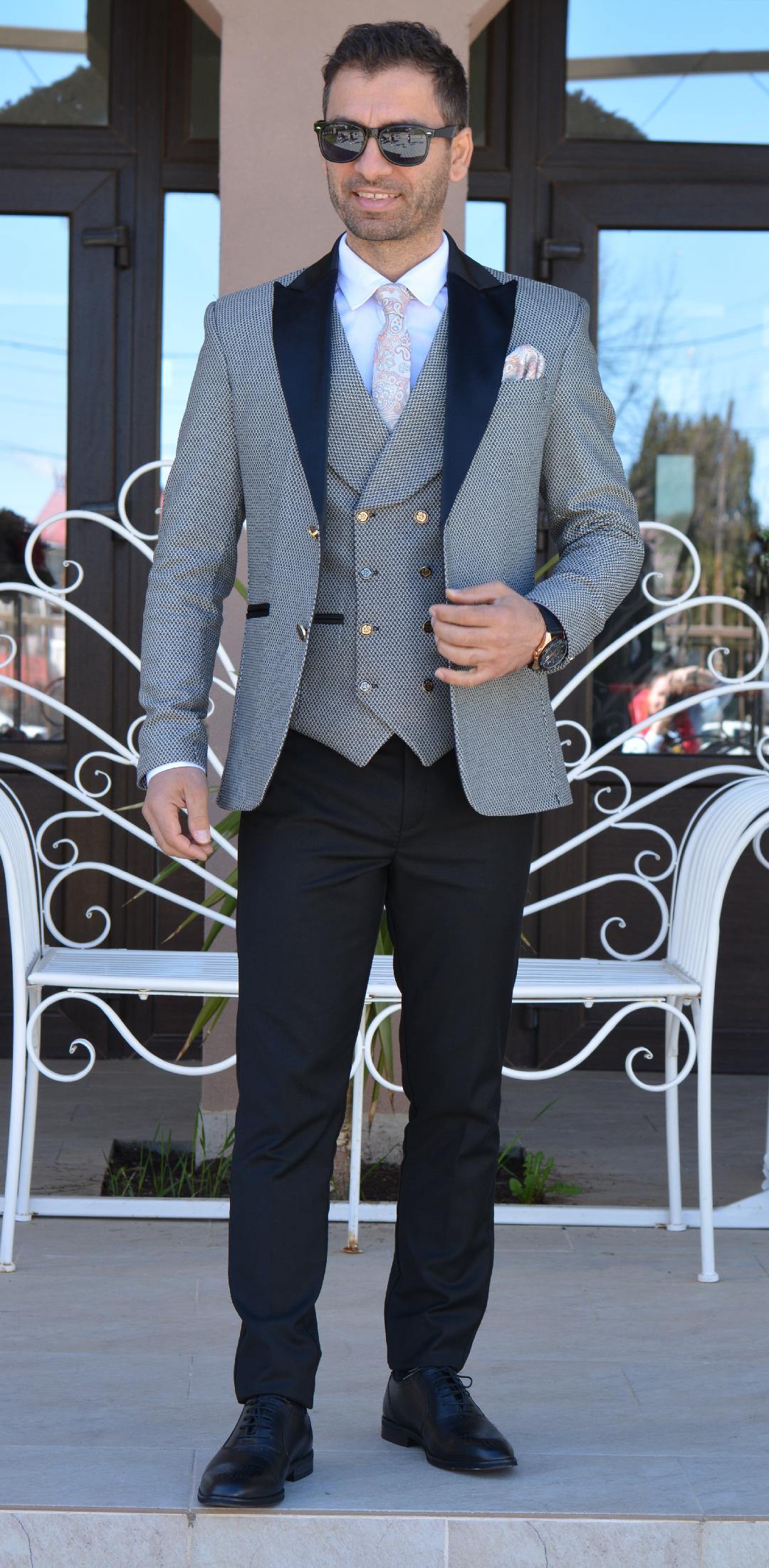 COSTUM CEREMONIE, SACOU GRI CU MODEL NEGRU SI PANTALON NEGRU (sacou si pantalon, vesta este optionala).