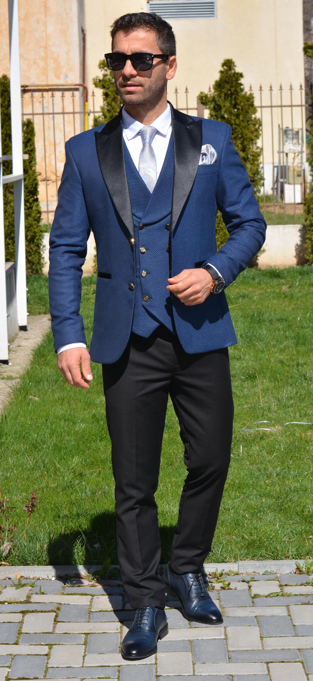 COSTUM CEREMONIE, SACOU ALBASTRU CU MODEL NEGRU SI PANTALON NEGRU (sacou si pantalon, vesta este optionala).