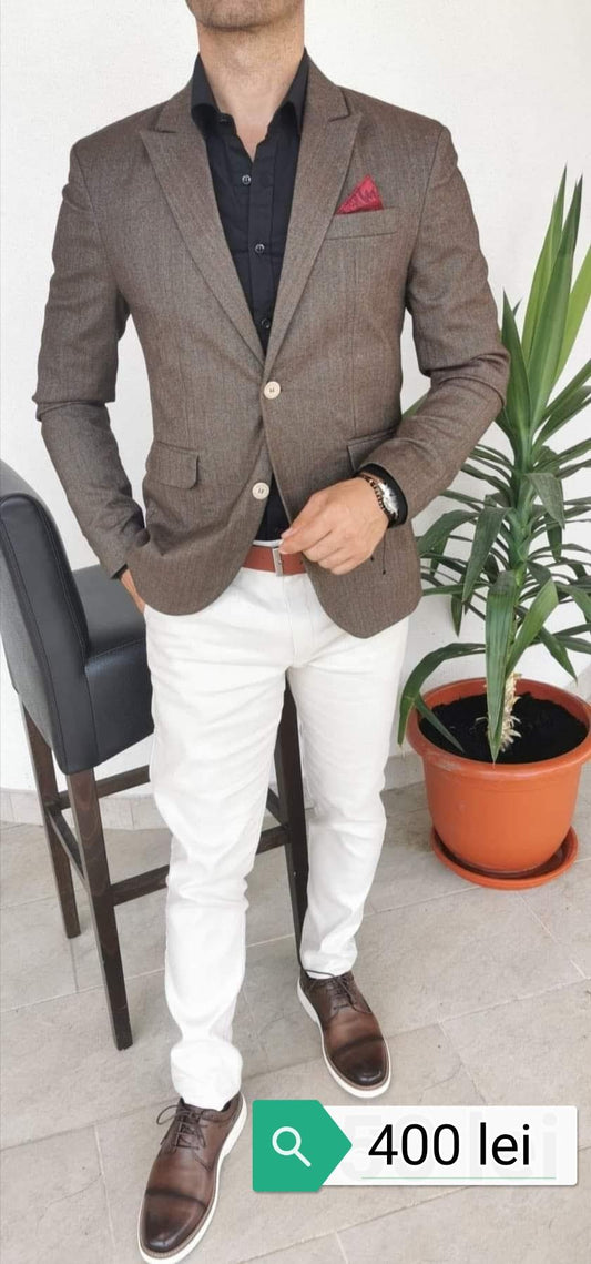 Costum barbat, sacou maro cu model bradut si pantalon crem deschis (sacou si pantalon).