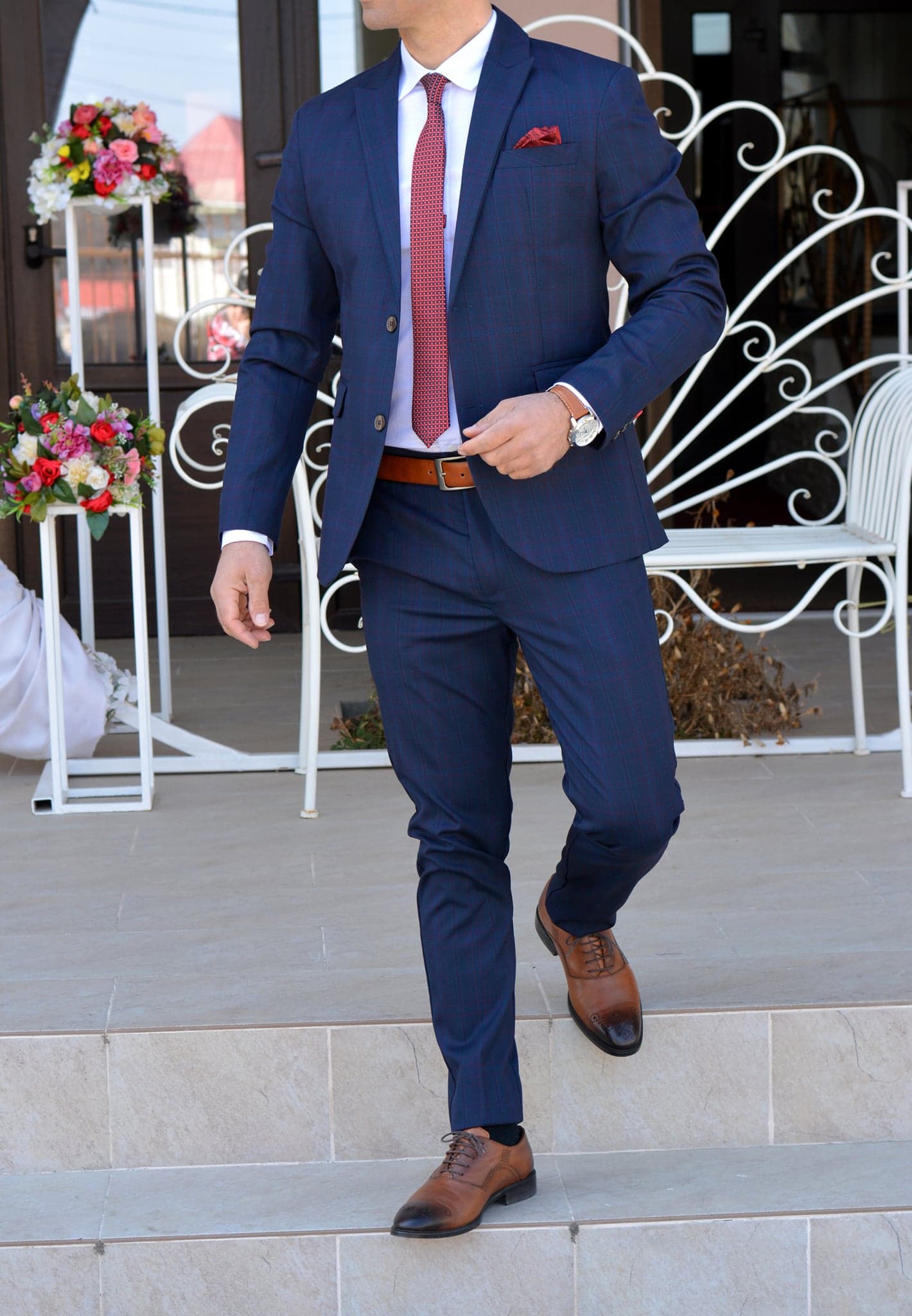 Costum barbat, bleumarin in carouri grena (sacou si pantalon).